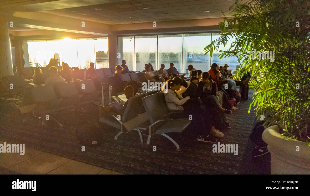 Passeggeri nel terminal a sunrise, Orlandom International Airport, FL Foto Stock