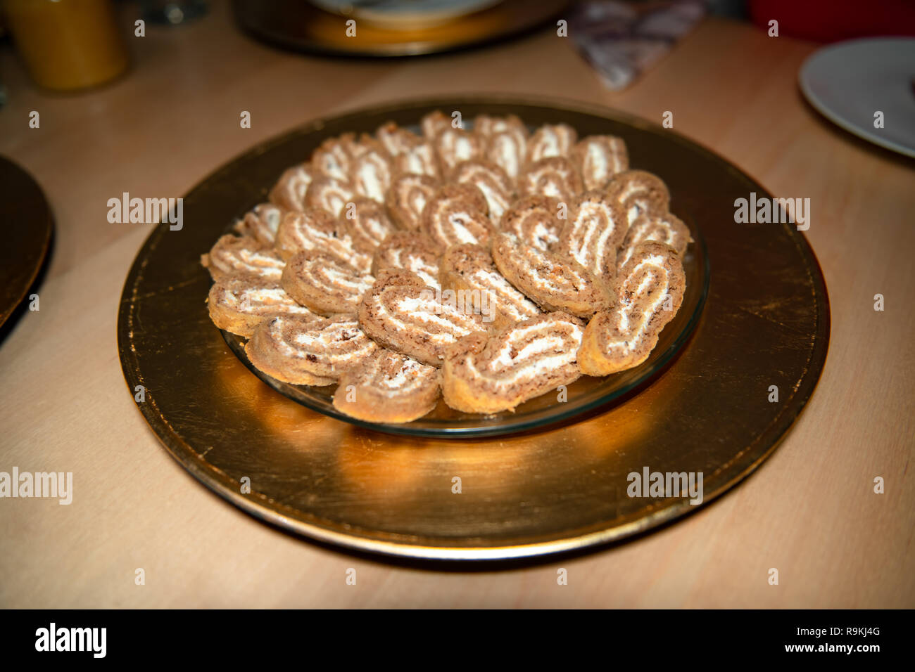 Natale yule log, grano saraceno pasta e ripieno di panna su golden piastra decorativa Foto Stock