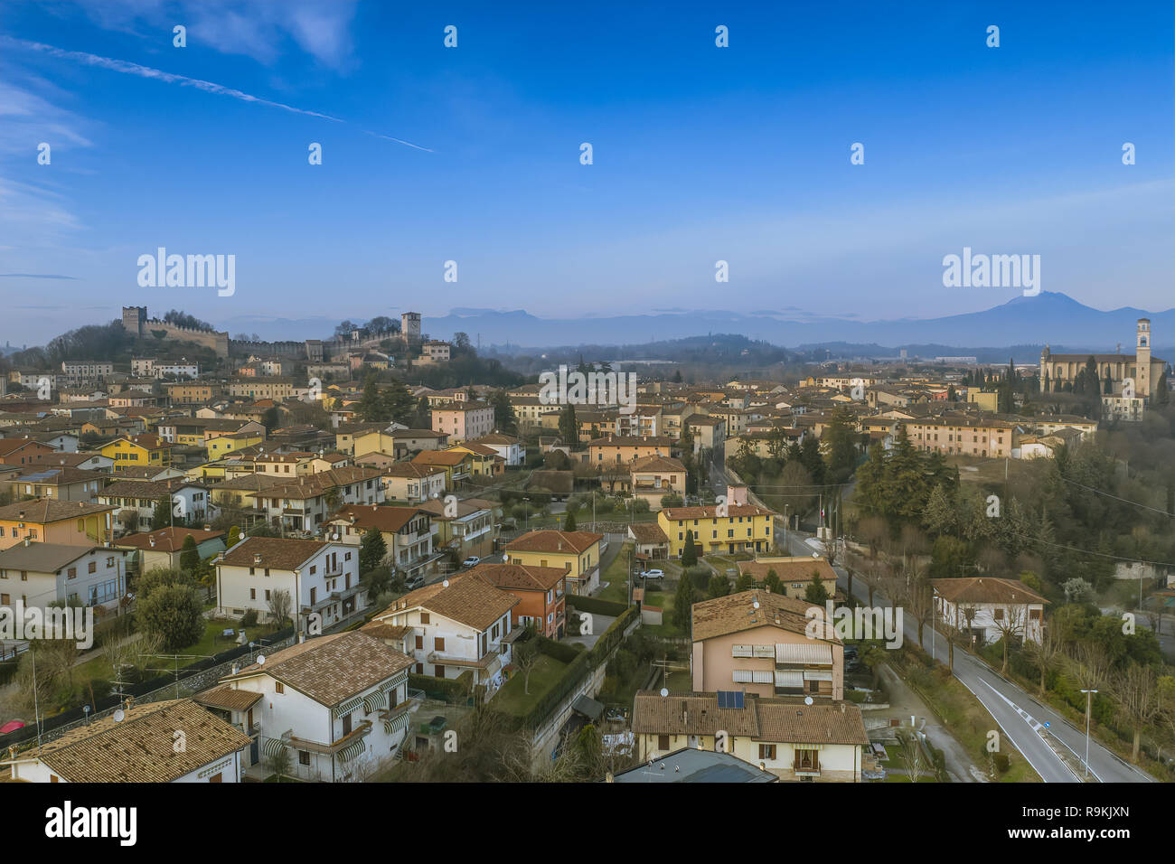 Vista di Monzambano, il castello e le mura, Mozambano (Mantova) Italia Italy Foto Stock