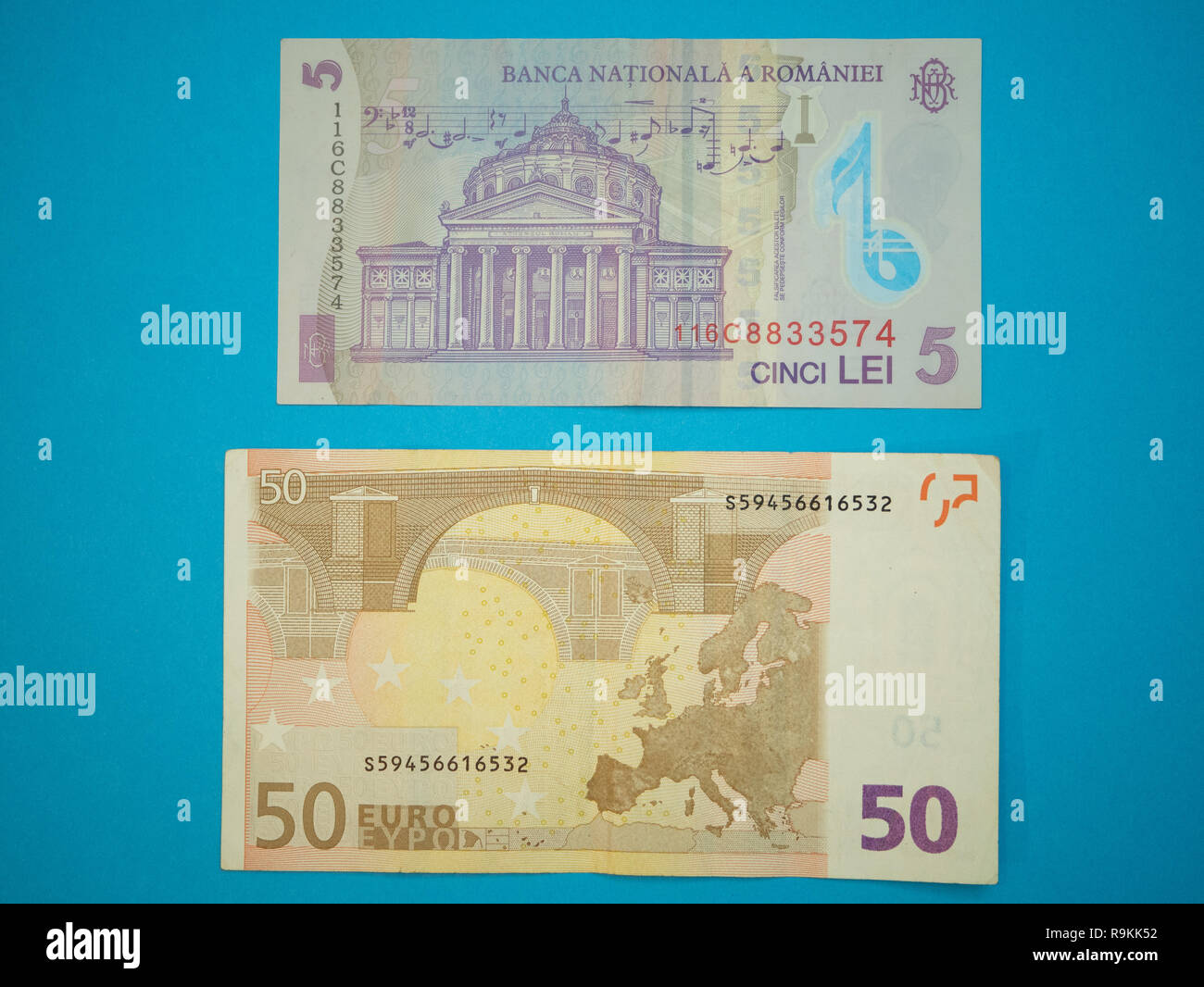 5 Cinque lei rumeno e 50 cinquanta euro banconote su sfondo blu. flat lay closeup immagine Foto Stock