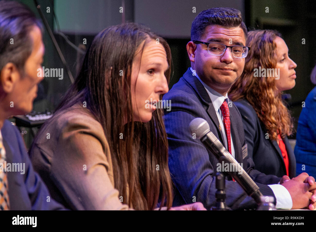 Una Costa Mesa, CA, città candidato del consiglio dà uno sguardo di incredulità per un concorrente femmina in corrispondenza di una pre-elettorale i candidati forum. Foto Stock