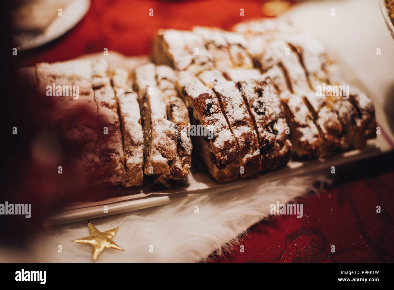 Close-up foto di stollen su una tavola festiva pronto di cui alla vigilia di Natale Foto Stock
