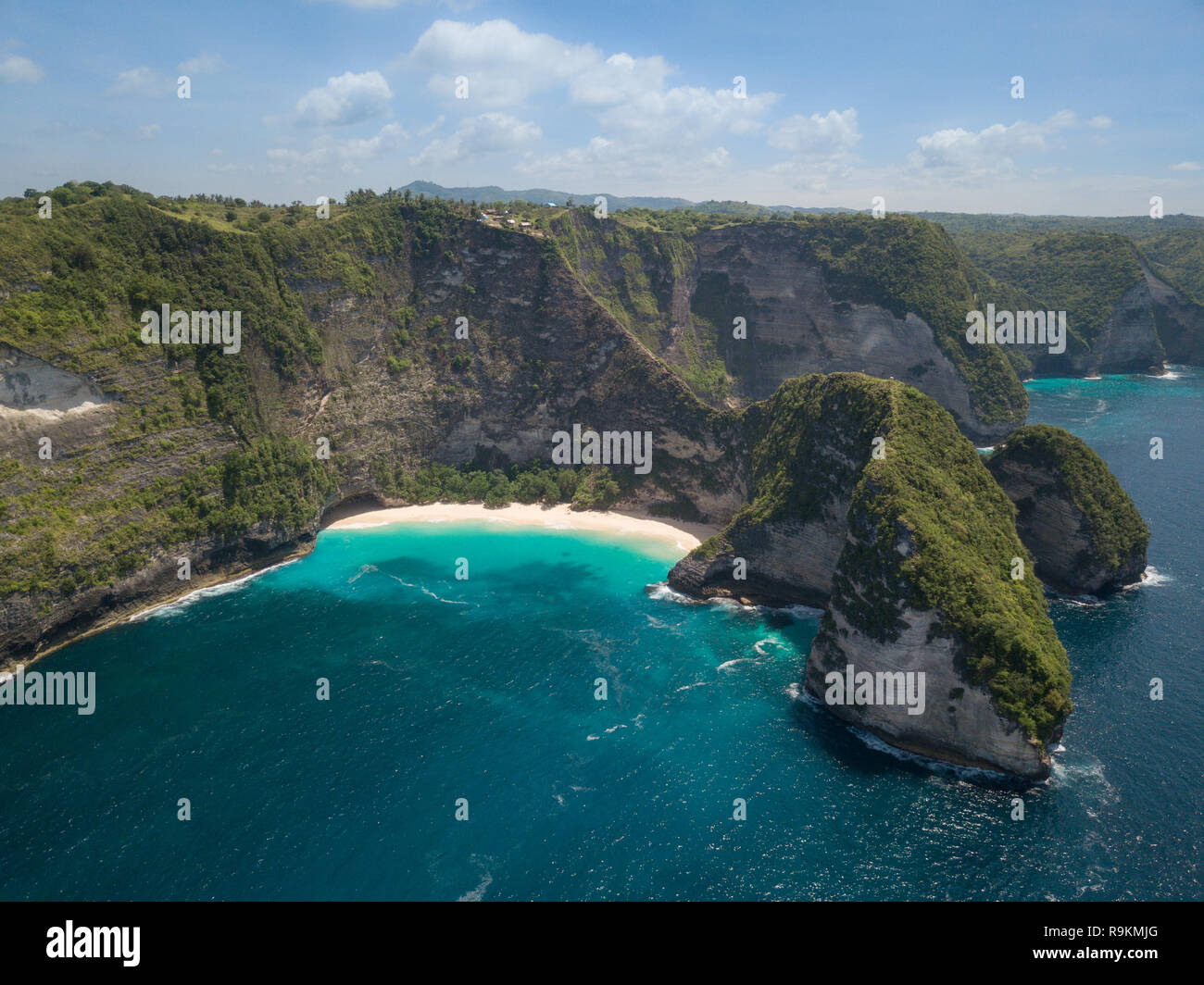 Amazing shot antenna in una giornata perfetta su Nusa Penida, Indonesia Foto Stock