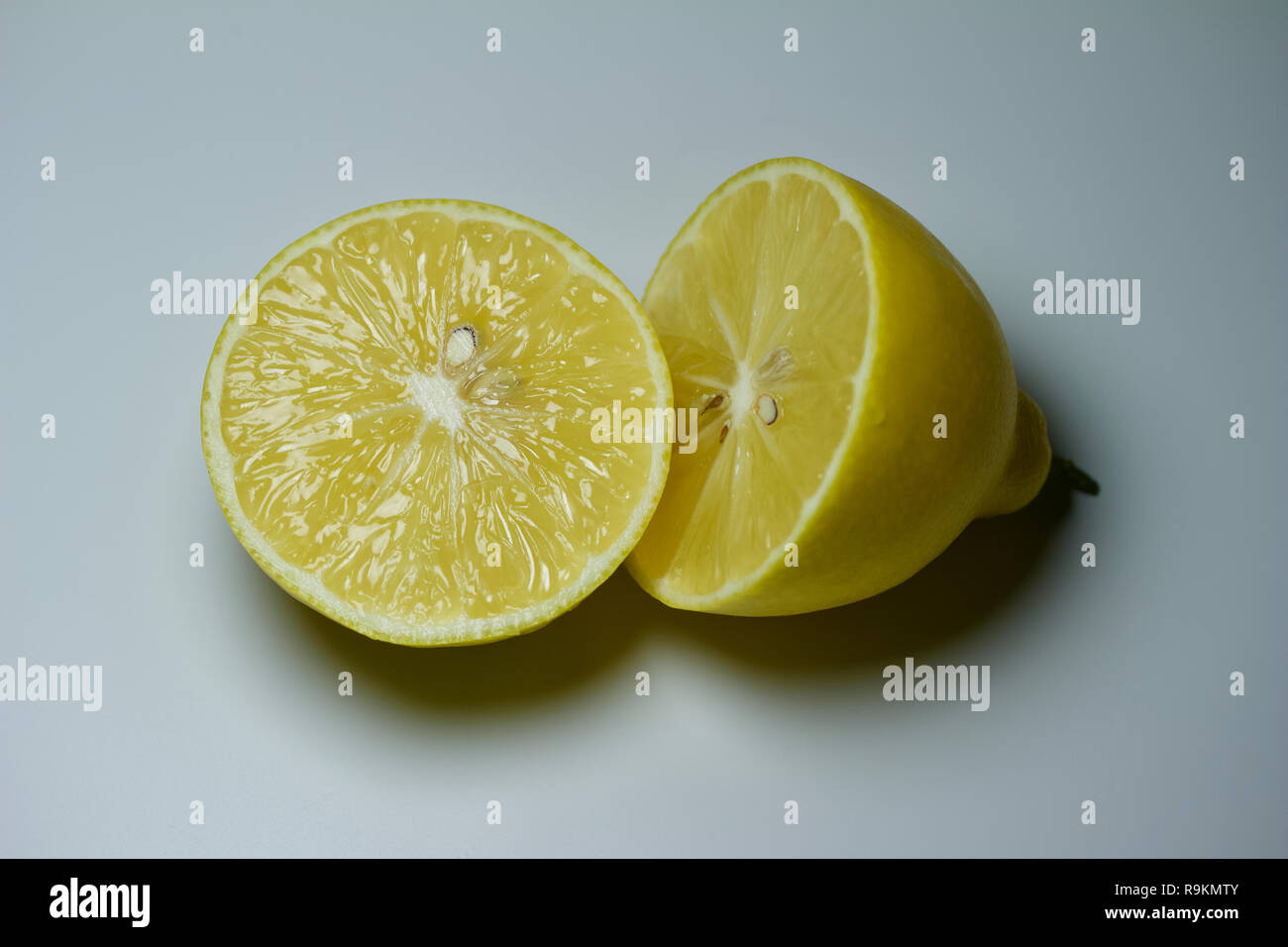 Vista ravvicinata di un singolo mature Meyer giallo limone Foto Stock