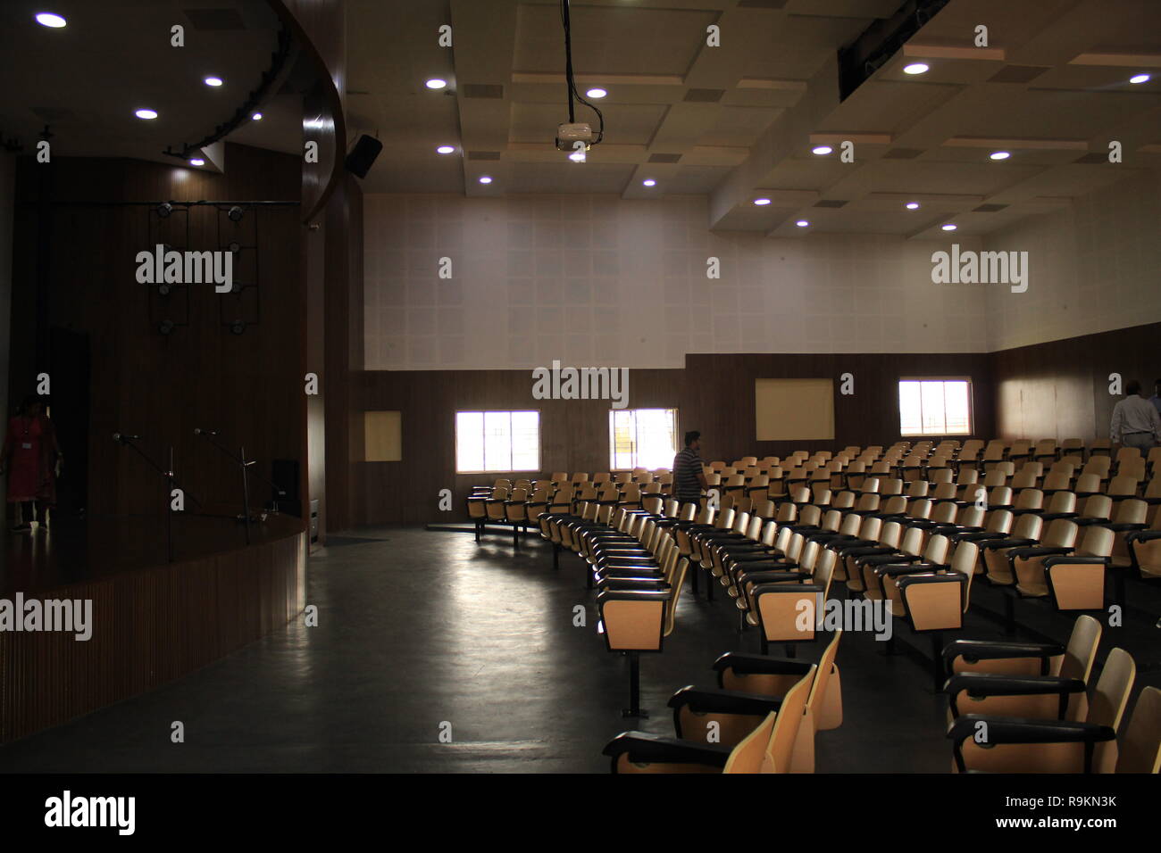 Un teatro insonorizzate in Excel scuola pubblica di Mysore, Karnataka, India piena di sedi modificabile e una buona illuminazione e grande palco. Foto Stock