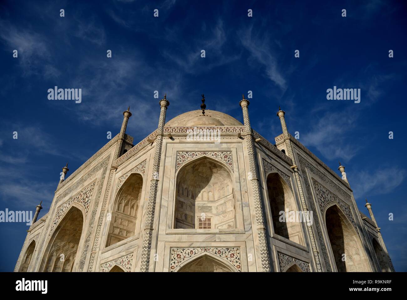 Bianco Marmo makrana Taj Mahal con cielo blu e nuvole bianche in Agra, India. Foto Stock