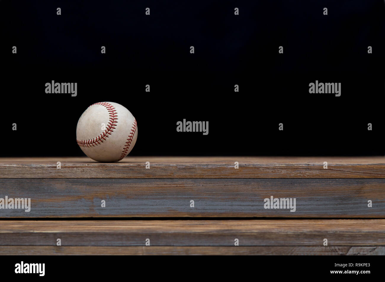 Il baseball su un vecchio rustico scrivania in legno con spazio copia dello sfondo. Foto Stock