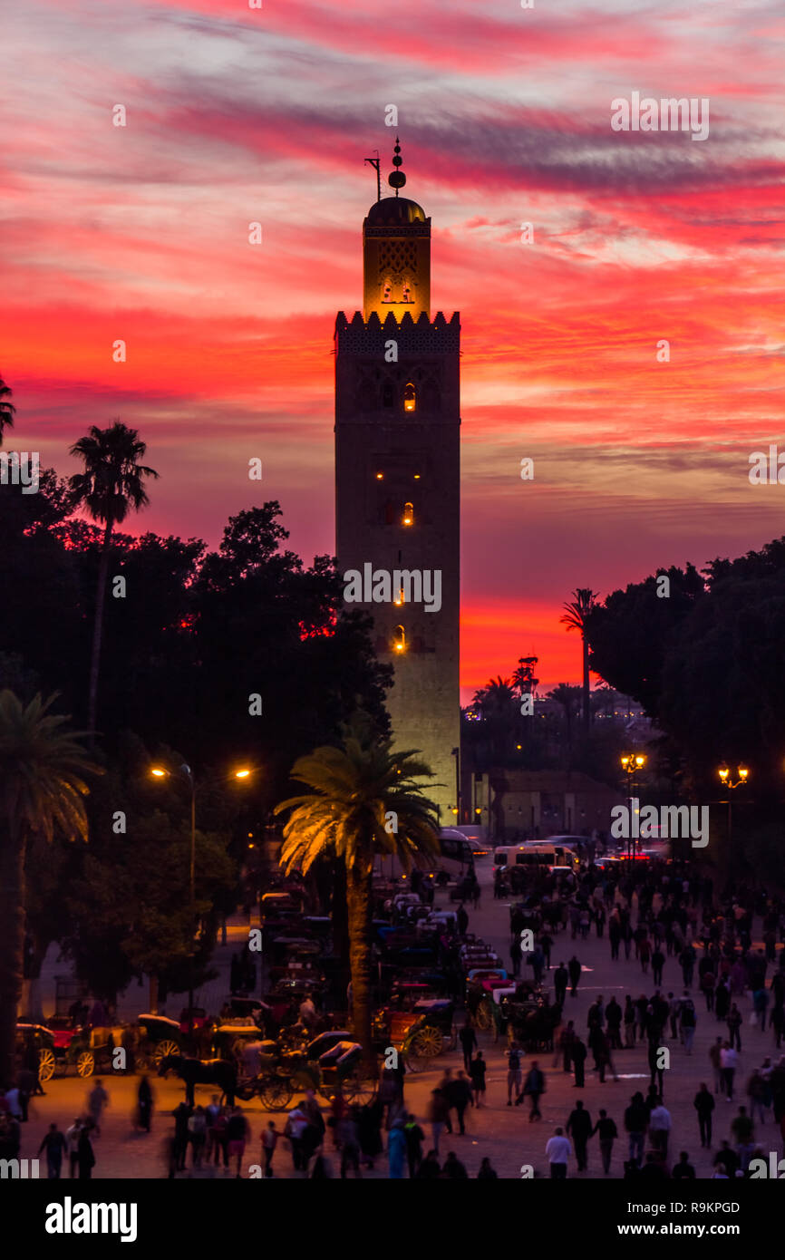 Sunset principale moschea della Djemaa el Fna piazza principale, Marrakech, Marocco in Africa Foto Stock