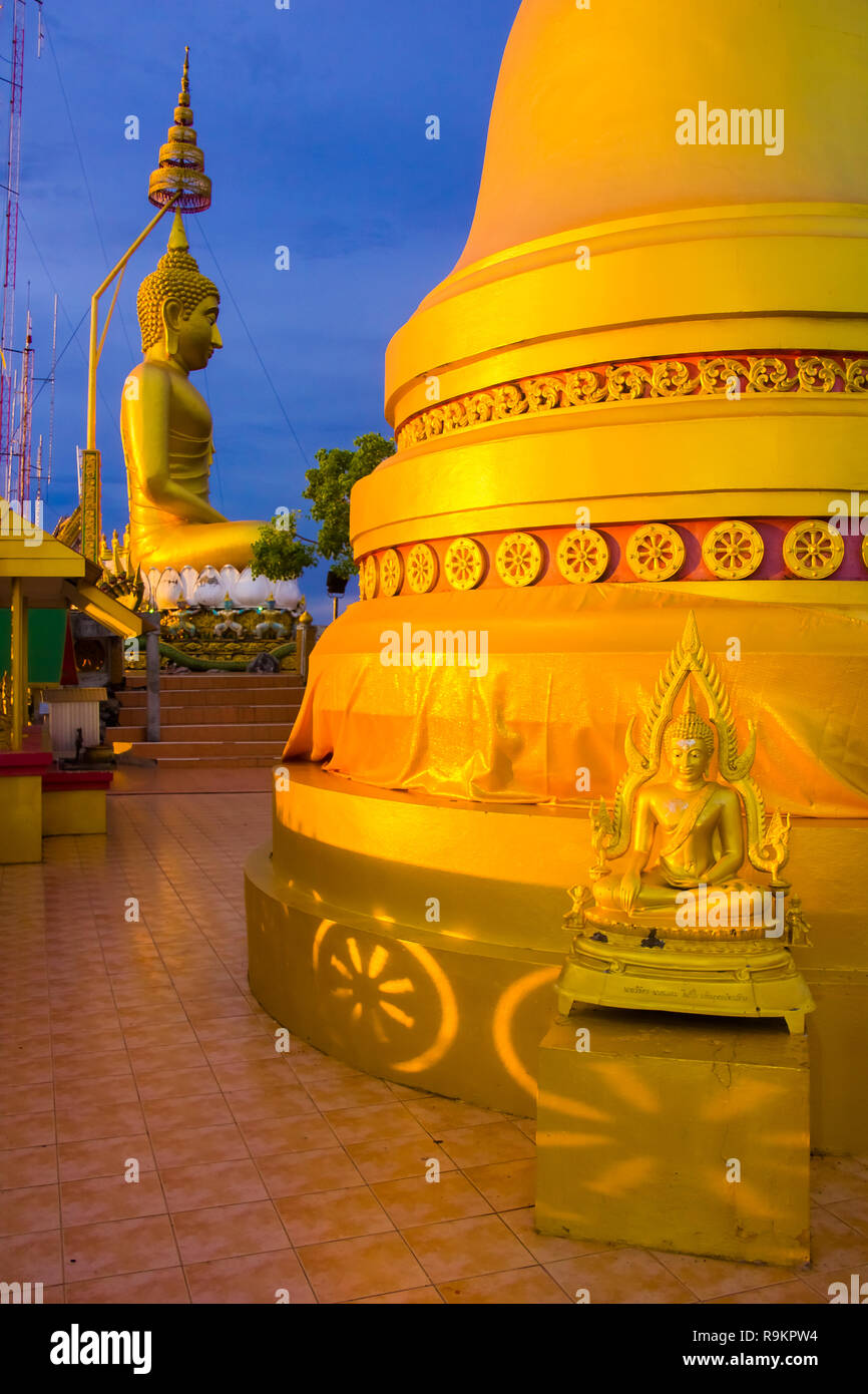 Tramonto pagoda dorata e il Buddha in Tiger tempio nella grotta, Wat Tham Suea in Thailandia Foto Stock