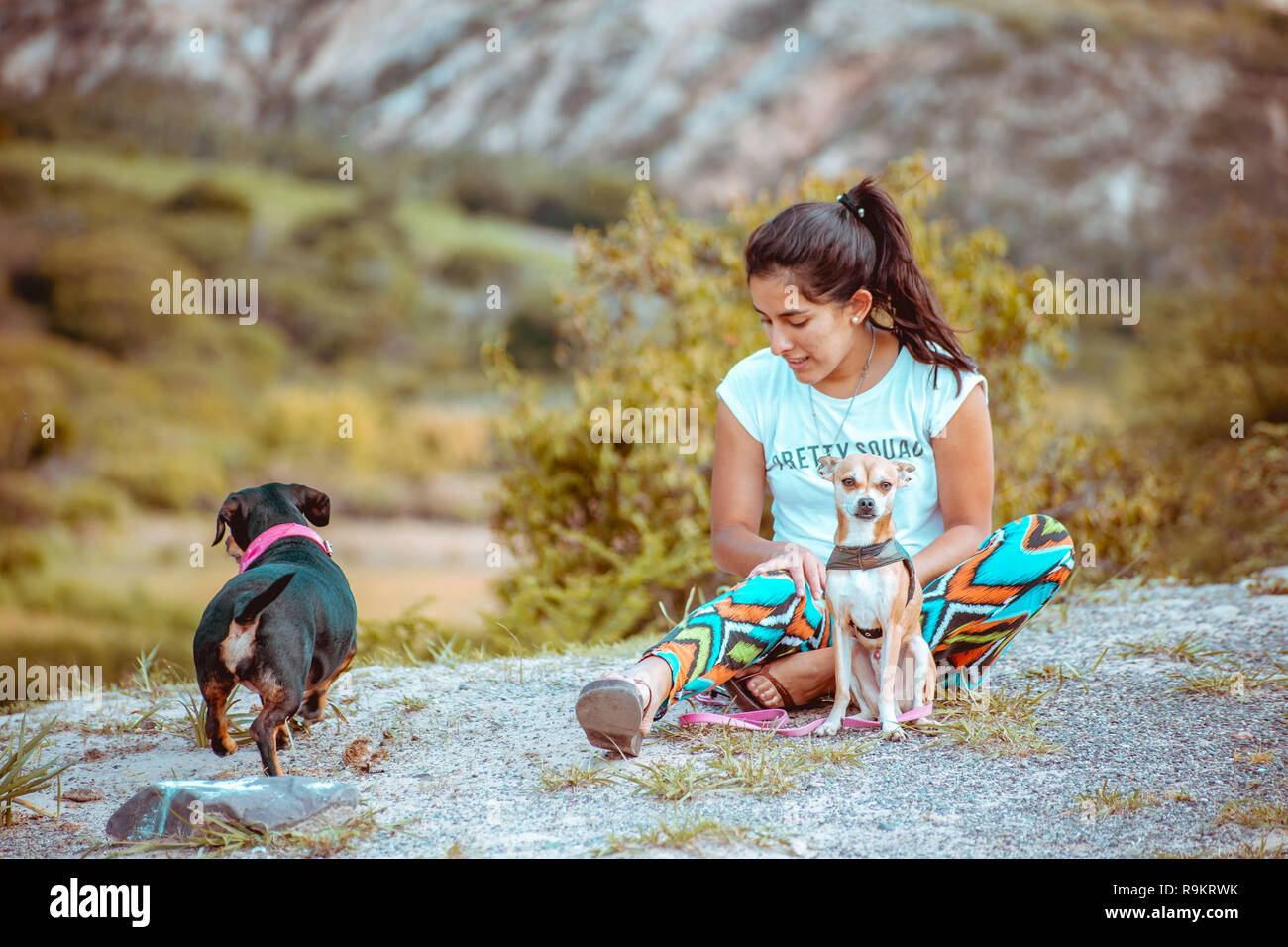 Ragazza fare yoga in montagna Foto Stock