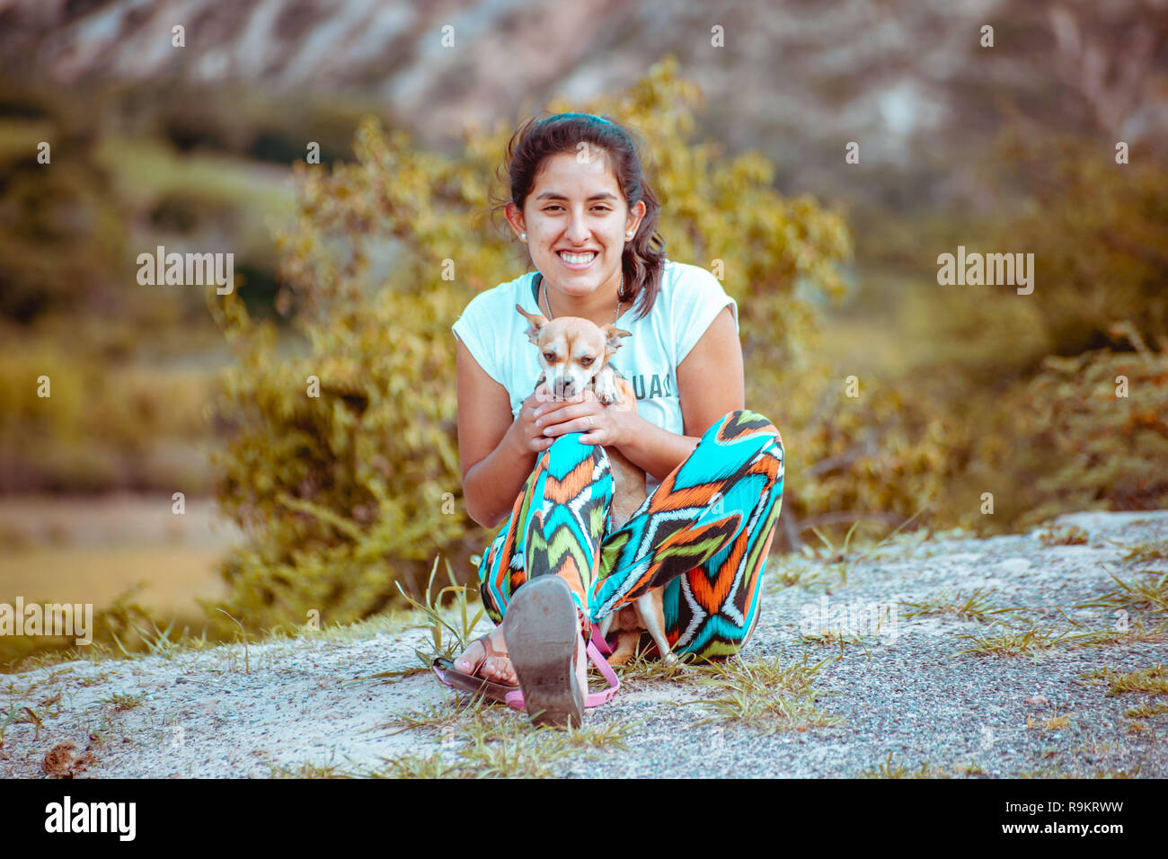 Ragazza fare yoga in montagna Foto Stock