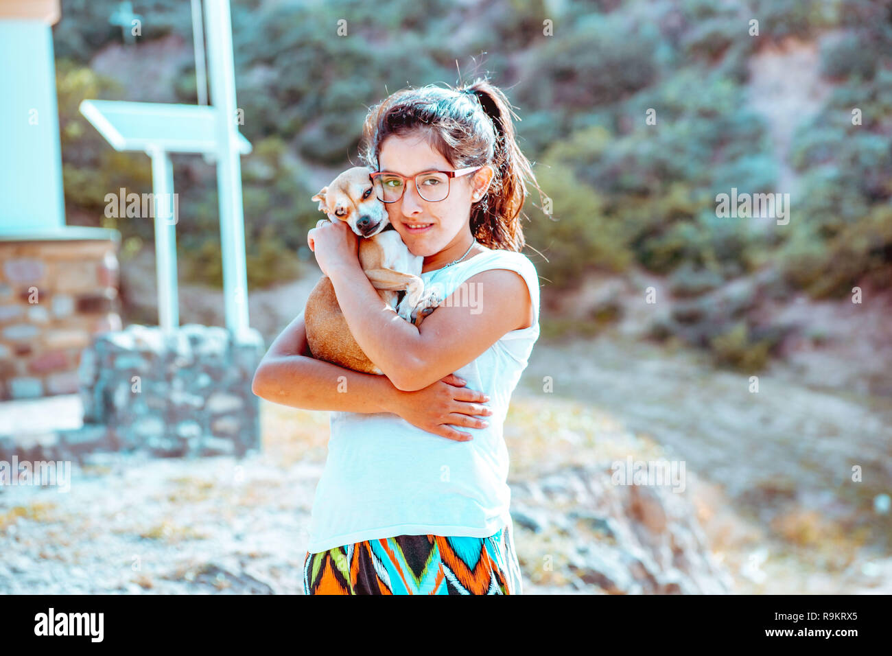 Ragazza fare yoga in montagna Foto Stock