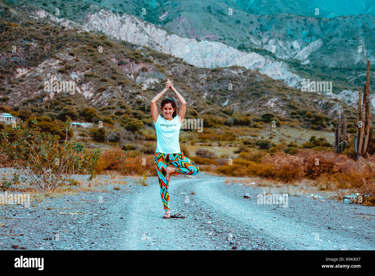 Ragazza fare yoga in montagna Foto Stock