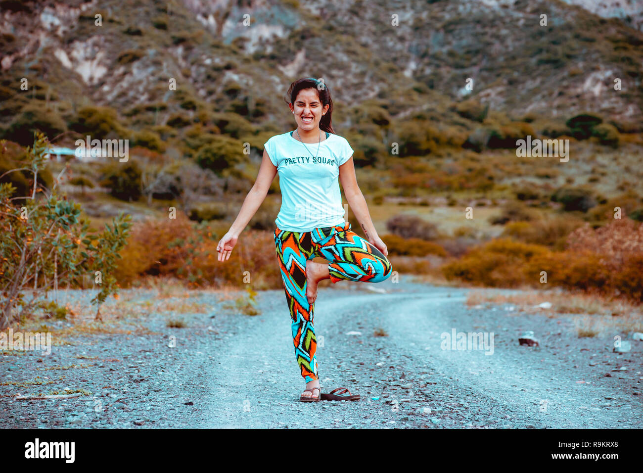 Ragazza fare yoga in montagna Foto Stock