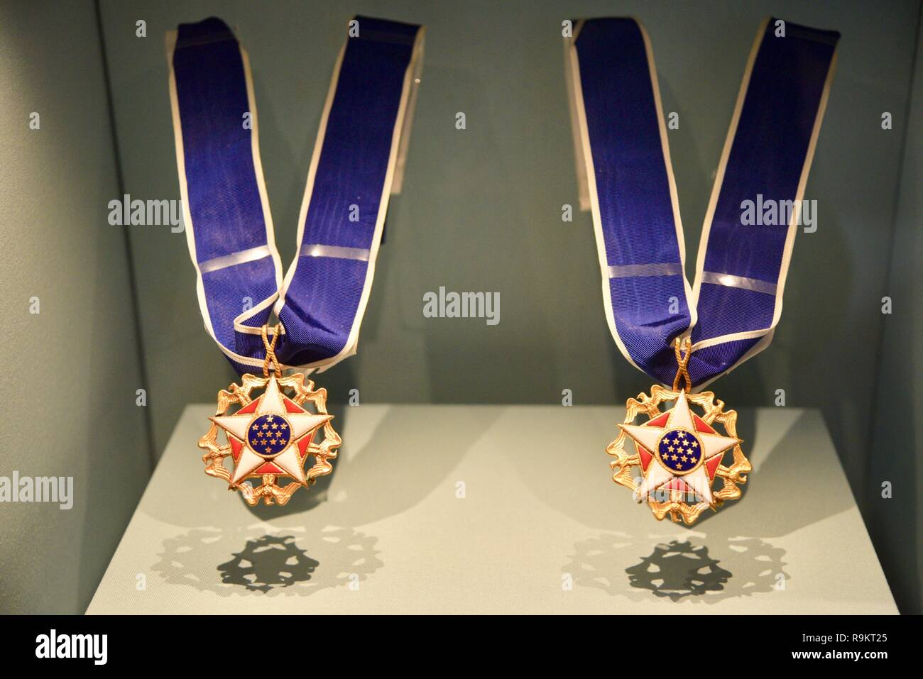 Medaglia presidenziale della libertà 1999 dato al presidente Jimmy Carter e Rosalynn Carter sul display in corrispondenza del Centro Carter (Museum) di Atlanta, Georgia, Stati Uniti d'America Foto Stock