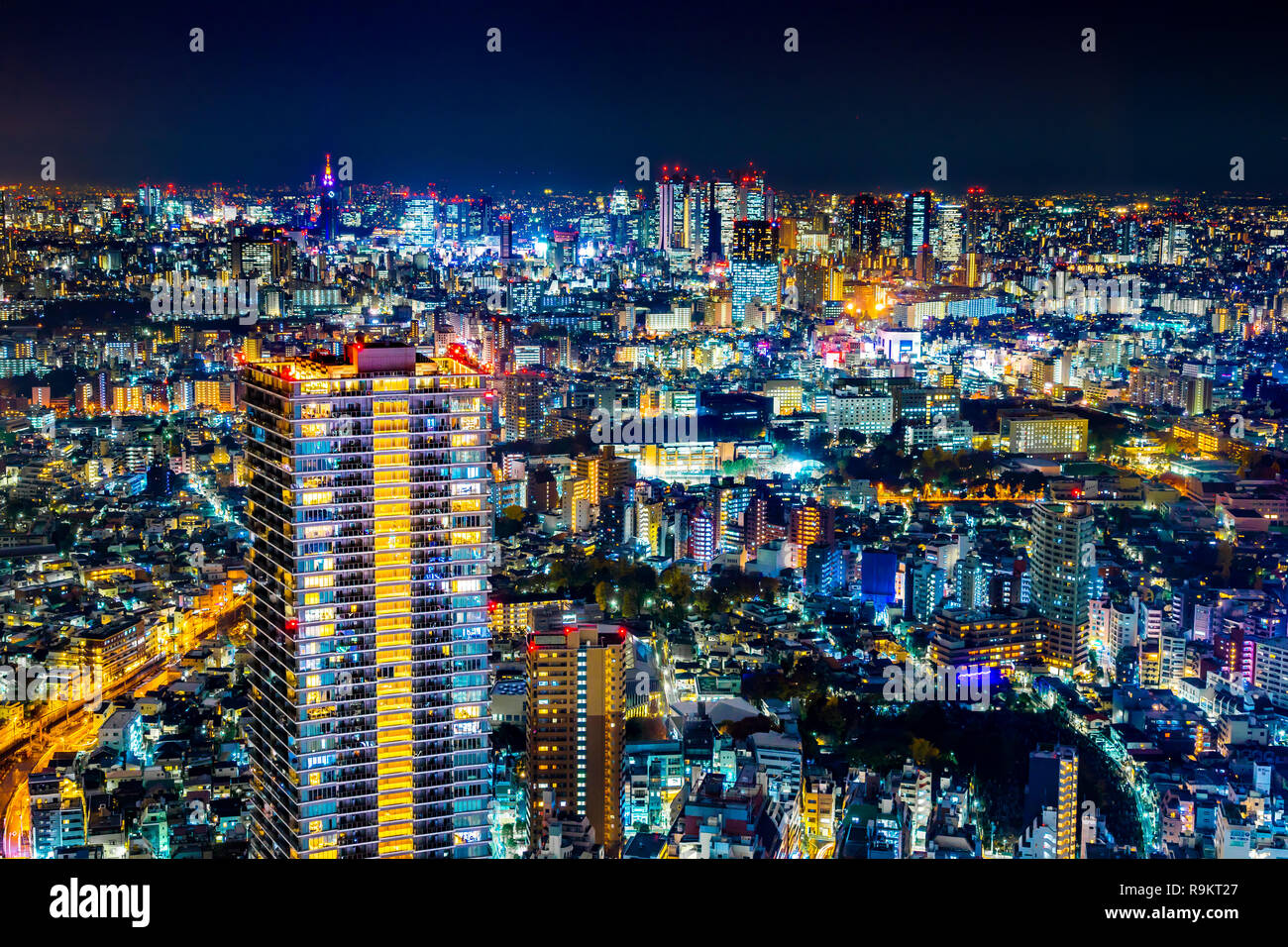 Asia Business concept per il real estate & corporate - costruzione moderna panoramiche dello skyline della città vista notturna con expressway nel quartiere di Ikebukuro, Tokyo Foto Stock