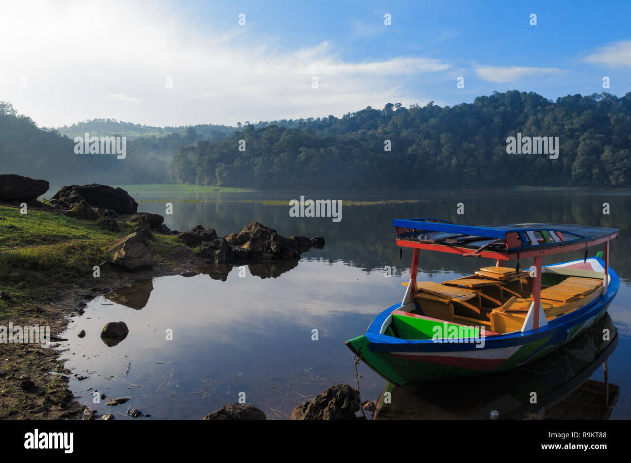 Un picnic in barca il lago Ciwidey, a sud di Bandung, Indonesia Foto Stock
