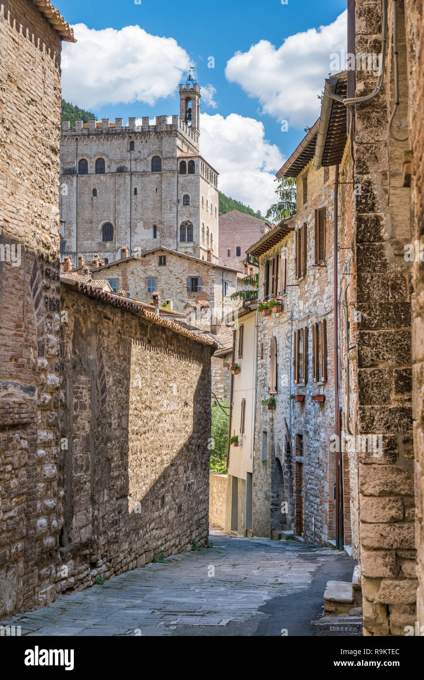 Vista panoramica a Gubbio con il Palazzo dei Consoli, città medievale in provincia di Perugia, Umbria, Italia centrale. Foto Stock