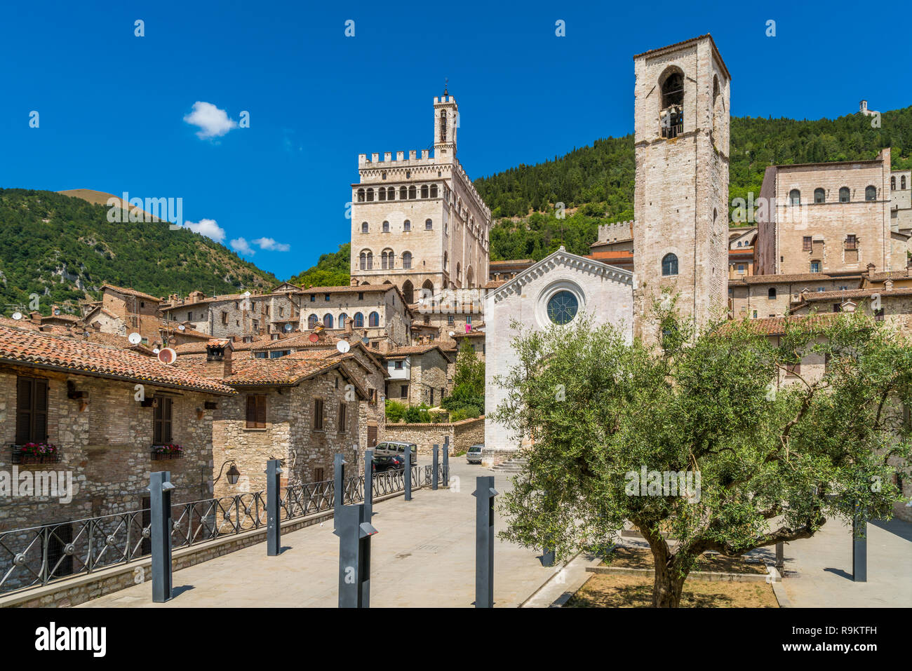 Vista panoramica a Gubbio con il Palazzo dei Consoli e la Chiesa di Giovanni Battista, città medievale in provincia di Perugia, Umbria, Italia centrale. Foto Stock