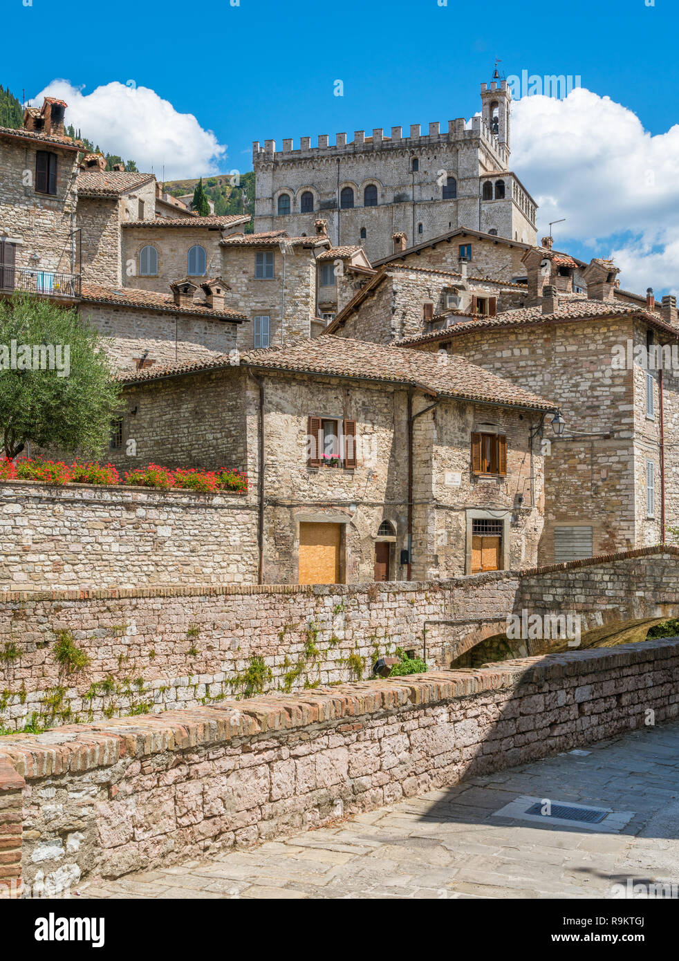 Vista panoramica a Gubbio con il Palazzo dei Consoli, città medievale in provincia di Perugia, Umbria, Italia centrale. Foto Stock