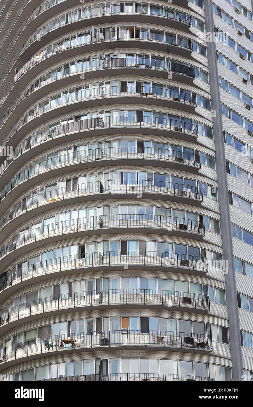 Quebec,Canada. close up di un palazzo di appartamenti con angolo arrotondato nel centro di Montreal. Foto Stock