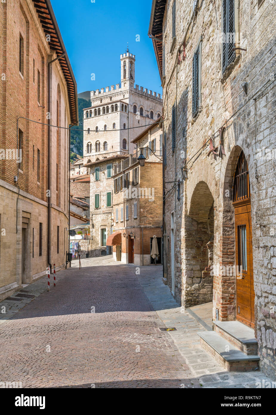 Vista panoramica a Gubbio con il Palazzo dei Consoli, città medievale in provincia di Perugia, Umbria, Italia centrale. Foto Stock
