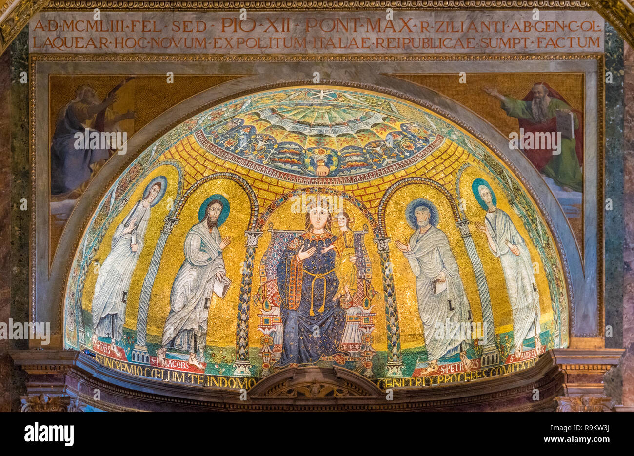 Pse con mosaico in oro nella chiesa di Santa Francesca Romana a Roma, in Italia. Foto Stock