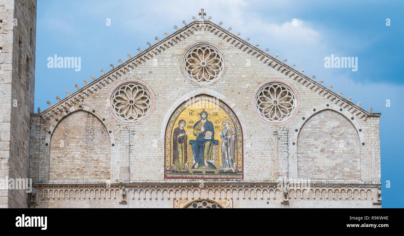 Facciata con mosaico in oro del Duomo di Spoleto. Umbria, Italia centrale. Foto Stock