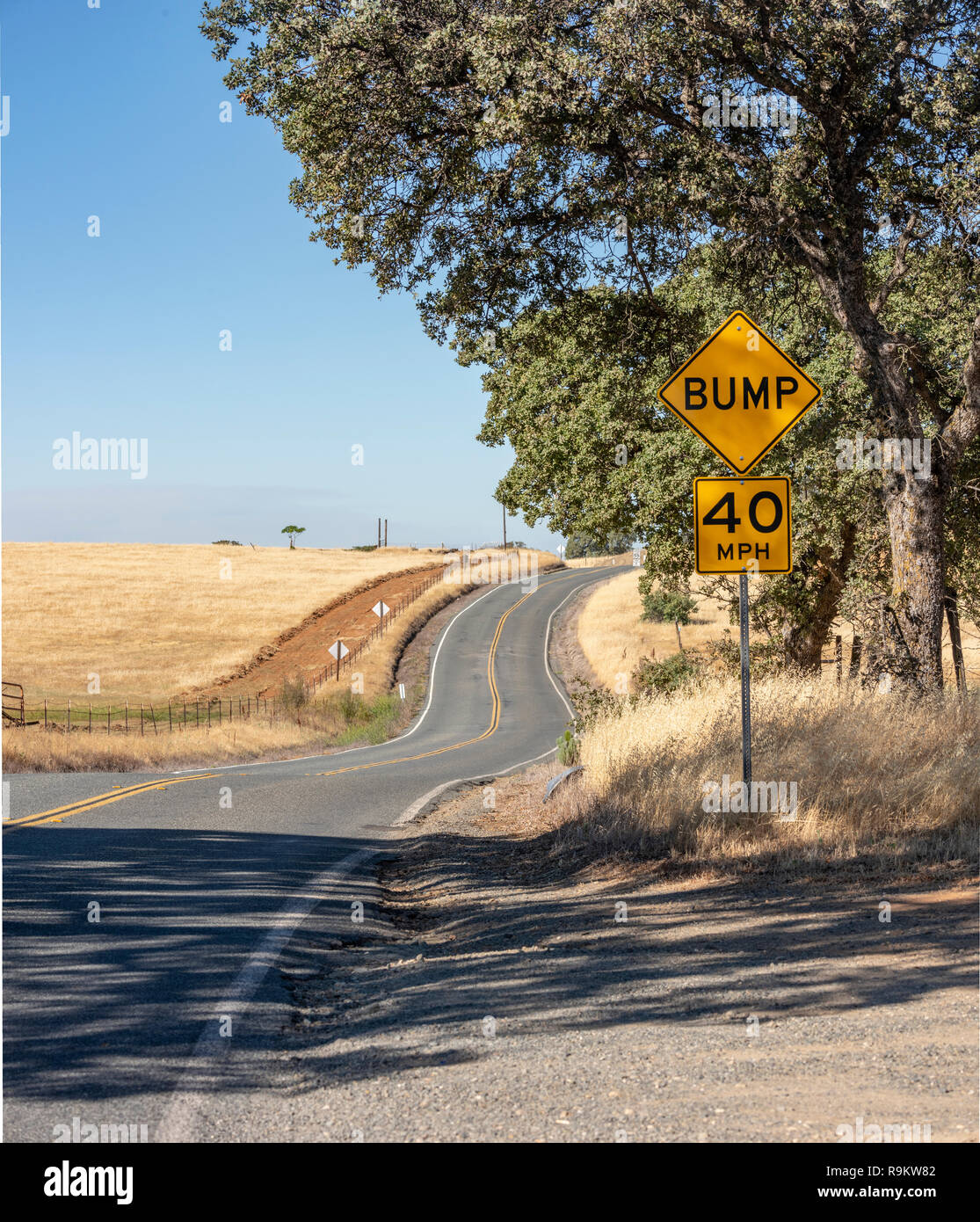 Strada tortuosa con segno roqad Foto Stock