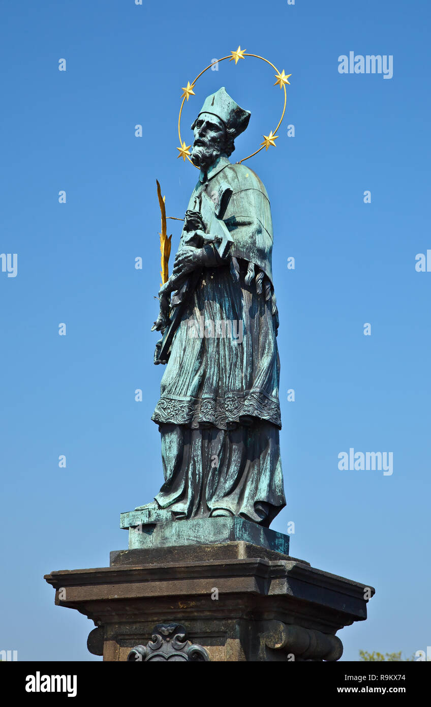 Statua di San Giovanni di Nepomuk, Charles Bridge, Praga Foto Stock