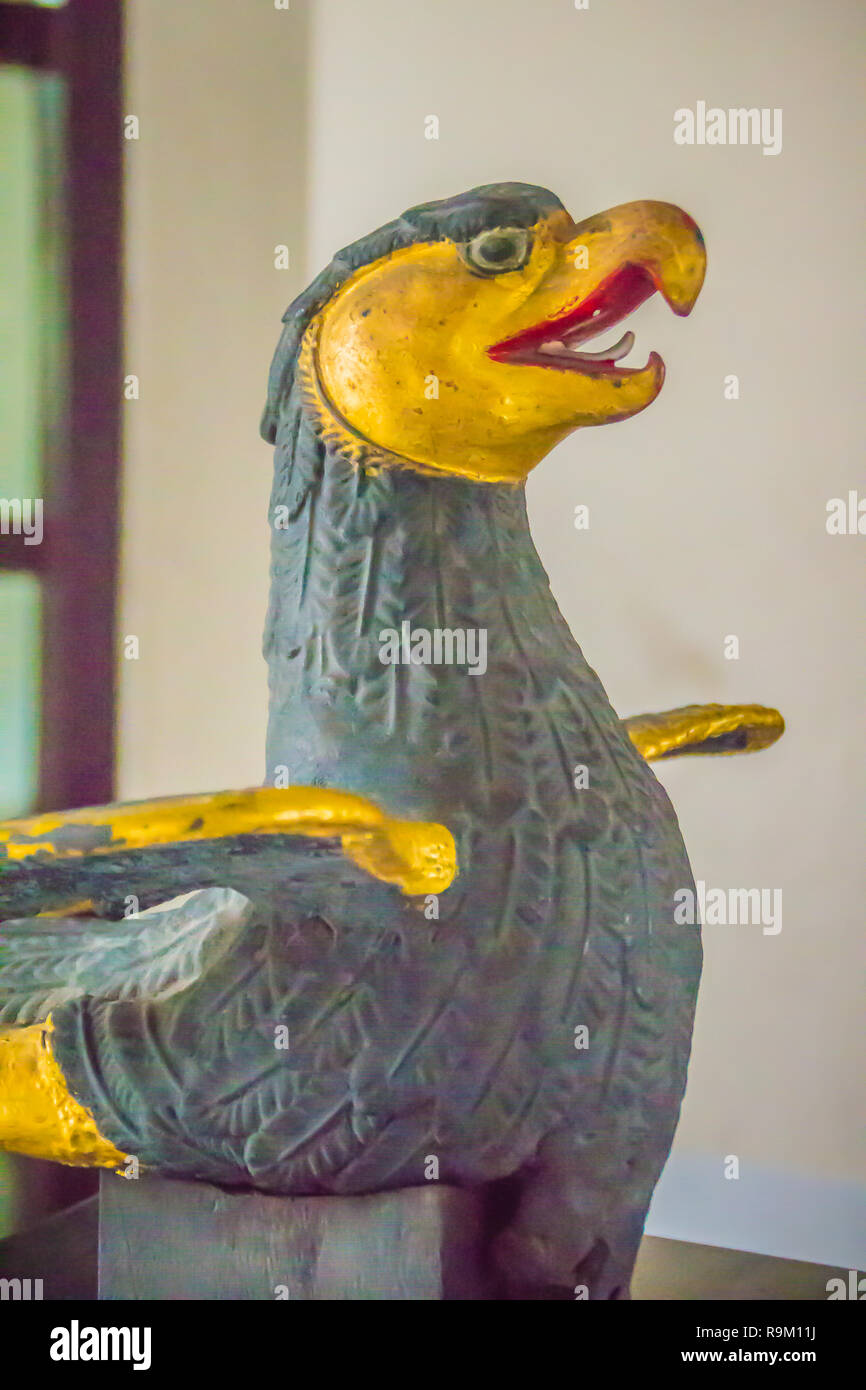 Testa di Kalavinka scultura davanti di stile tailandese corazzata. Kalavinka o Vayuphak è un paradiso uccello che fantastici creatura immortale nel buddismo Foto Stock