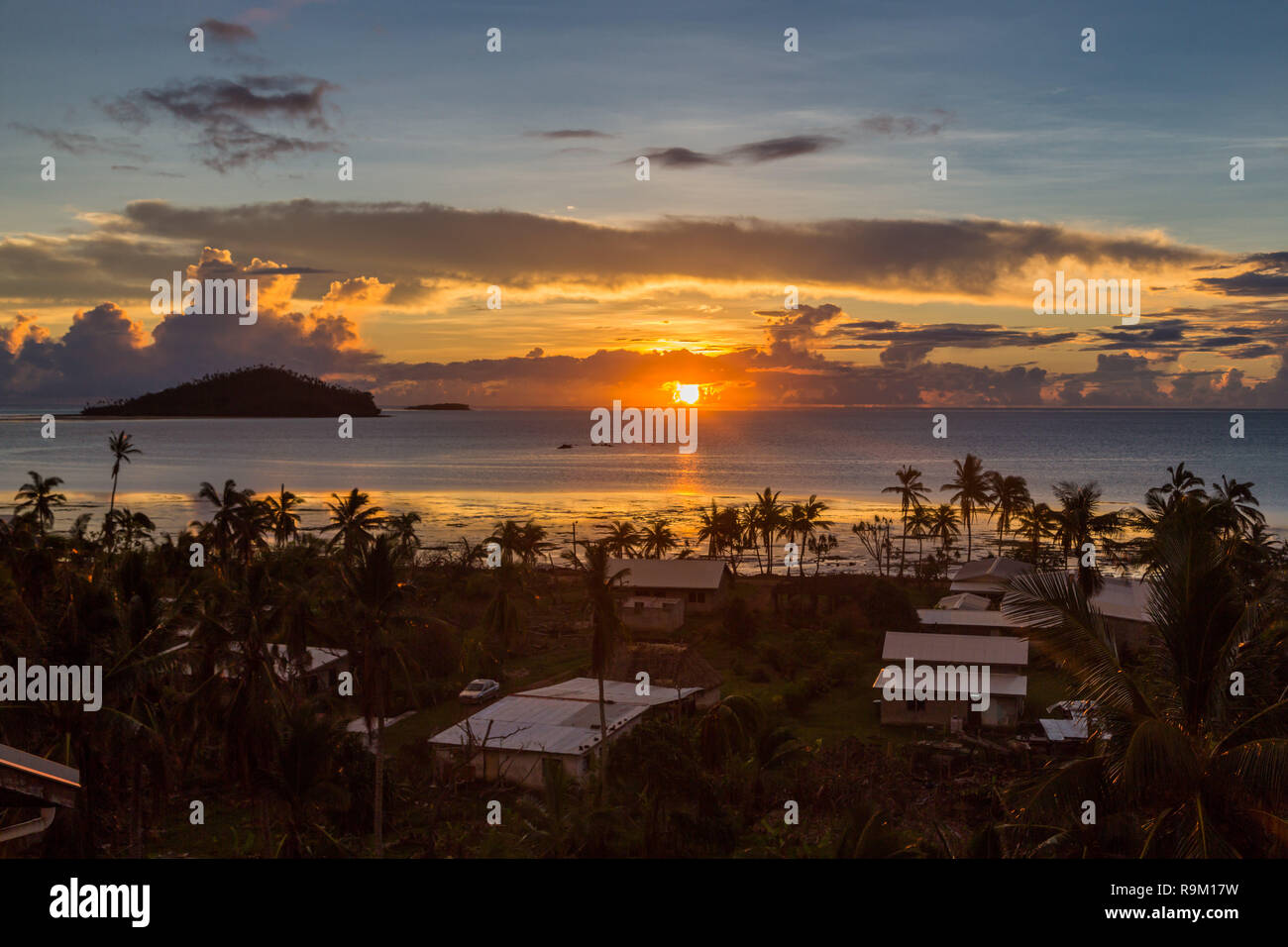 La mattina presto e il tramonto sull'oceano Pacifico in Mata-Utu village, la capitale delle Isole Wallis e Futuna territorio (Wallis-et-Futuna), Polinesia, Oceania. Foto Stock