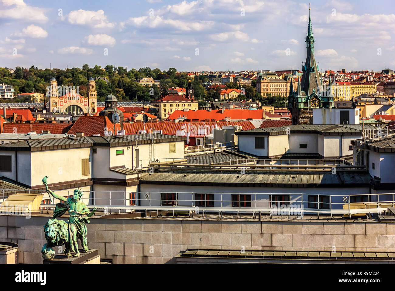 Czech National Bank building statua e la Torre Jindrisska vie Foto Stock