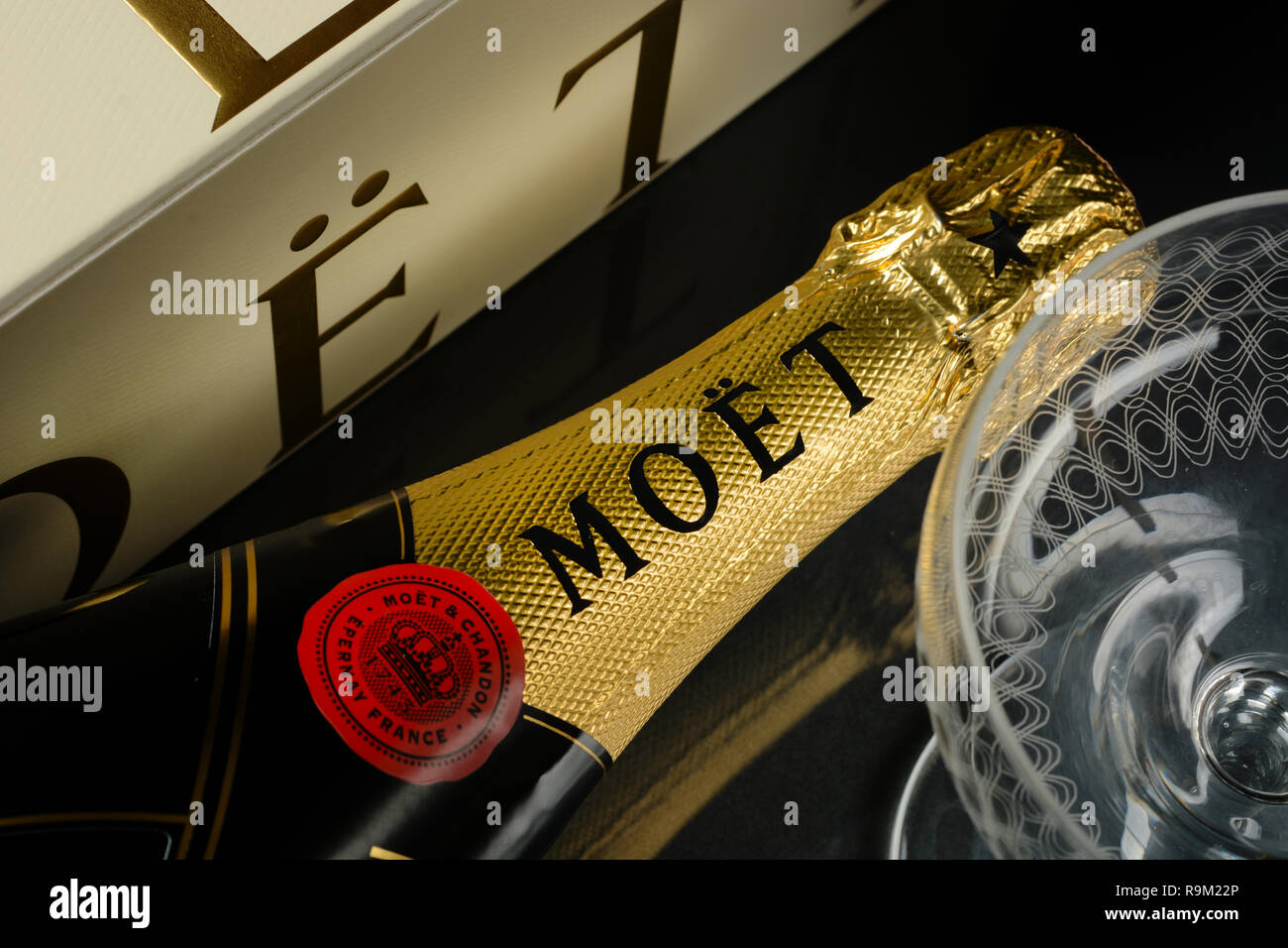 Bottiglia di Moët & Chandon. Moët & Chandon è uno dei più grandi produttori di champagne nel mondo. Fondata nel 1743, oggi detiene oltre 1500 acri di vigneti Foto Stock