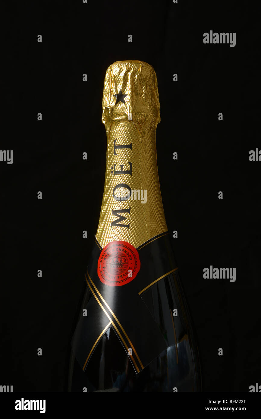 Bottiglia di Moët & Chandon. Moët & Chandon è uno dei più grandi produttori di champagne nel mondo. Fondata nel 1743, oggi detiene oltre 1500 acri di vigneti Foto Stock