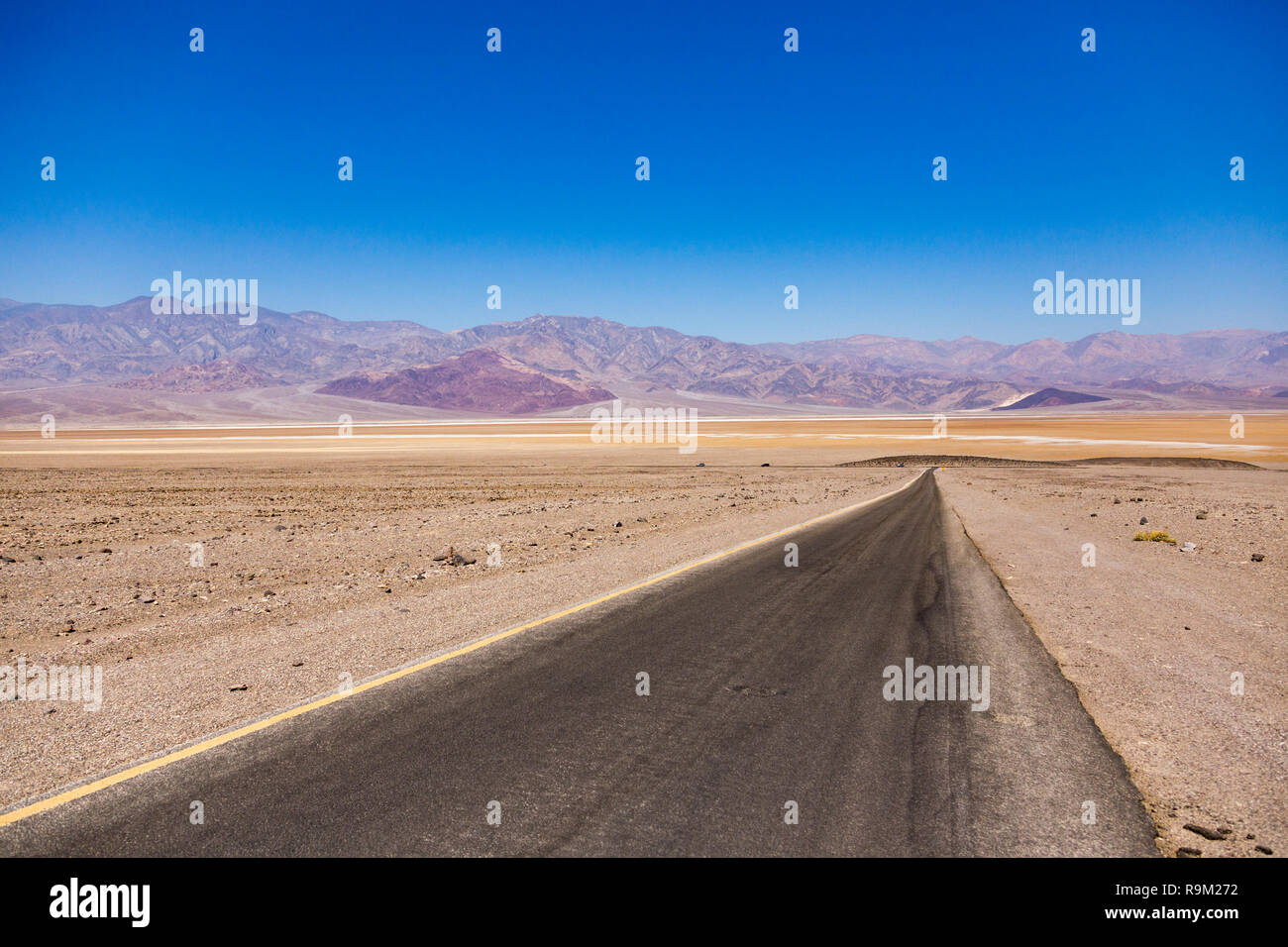 Strada attraverso la Valle della Morte USA luogo più caldo della terra e il punto più basso NEGLI STATI UNITI Foto Stock