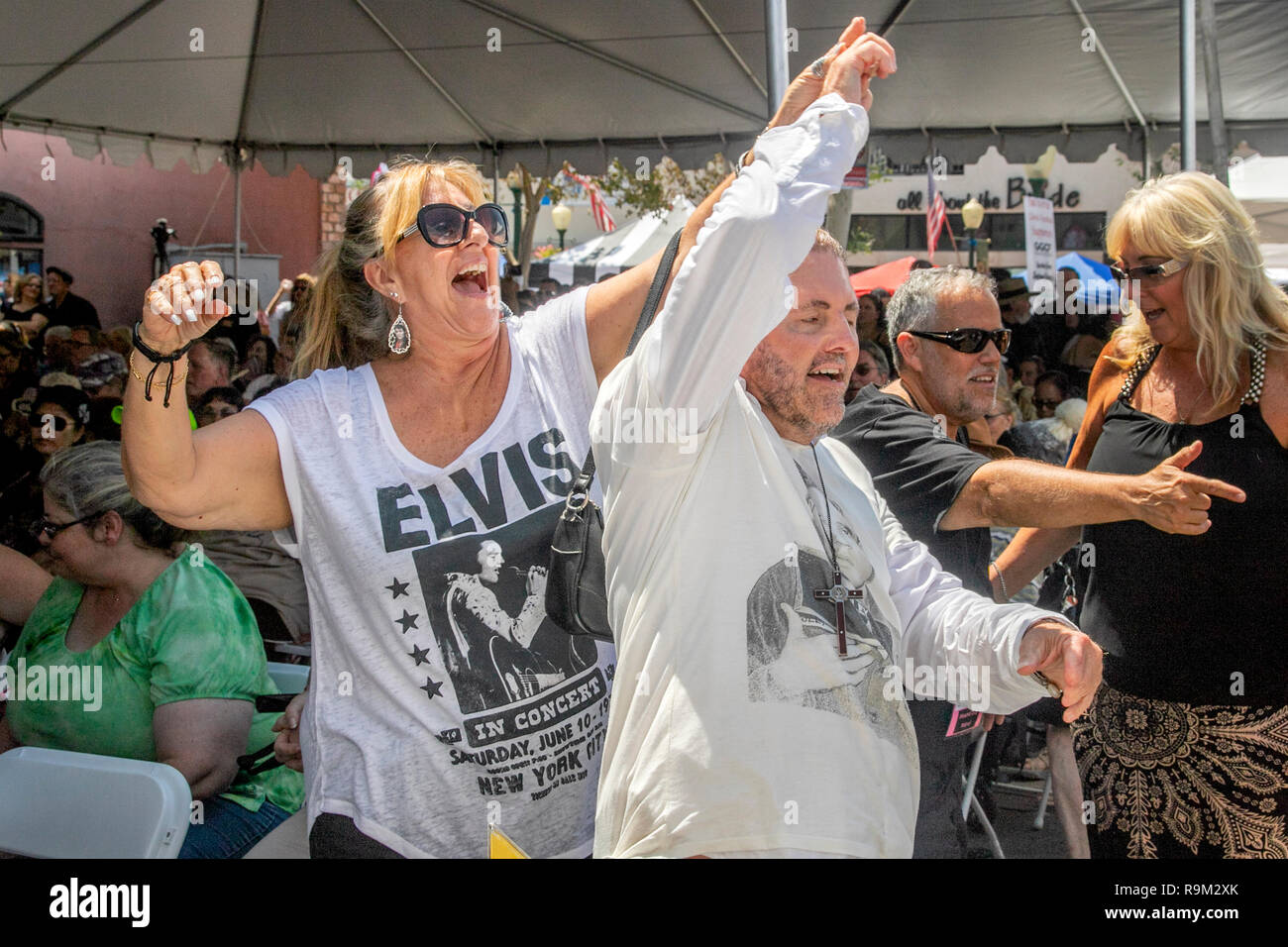 Elvis Presley ammiratori di danza in un Presley imitatori music festival in Fullerton. Nota Elvis T-shirt. Foto Stock
