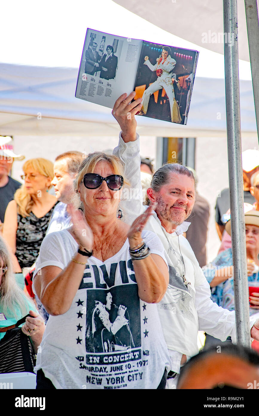 Elvis Presley ammiratori di applaudire e wave foto vintage a Presley imitatori festival in Fullerton. Nota Elvis T-shirt. Foto Stock