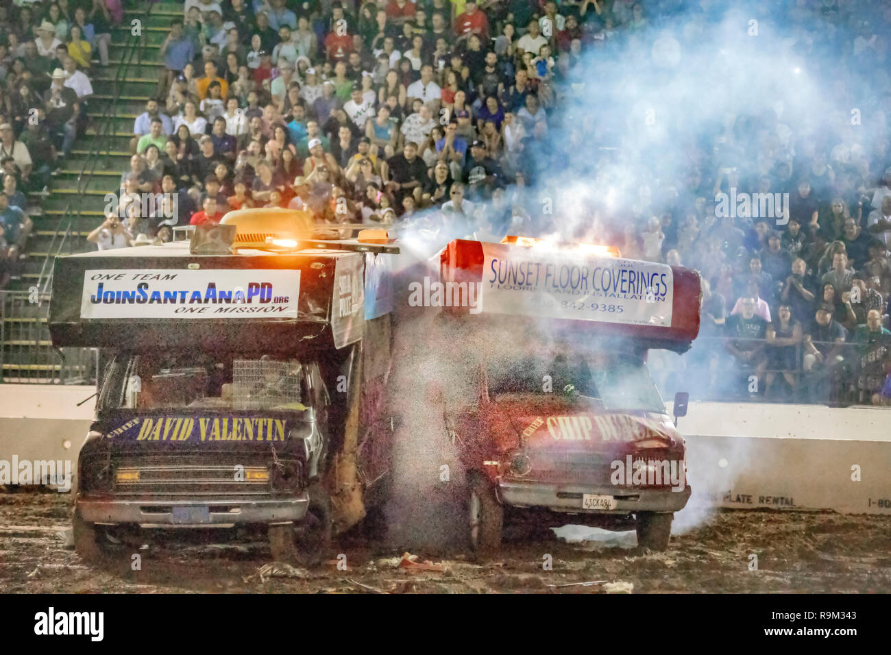 Camper crash in un night time demo derby a Costa Mesa, CA, stadium davanti a un folto pubblico. Foto Stock