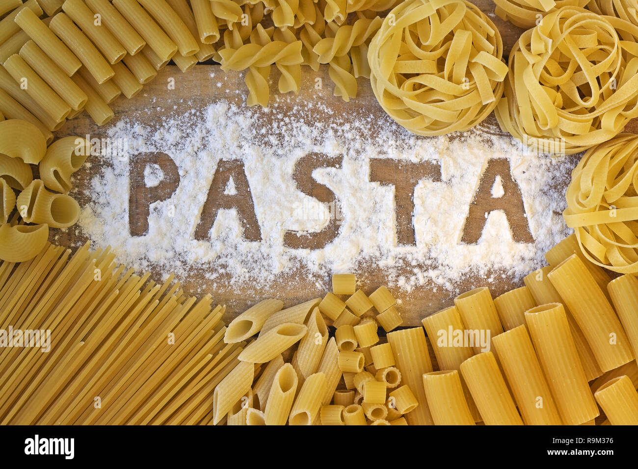 Parola di pasta con uno sfondo di legno Foto Stock