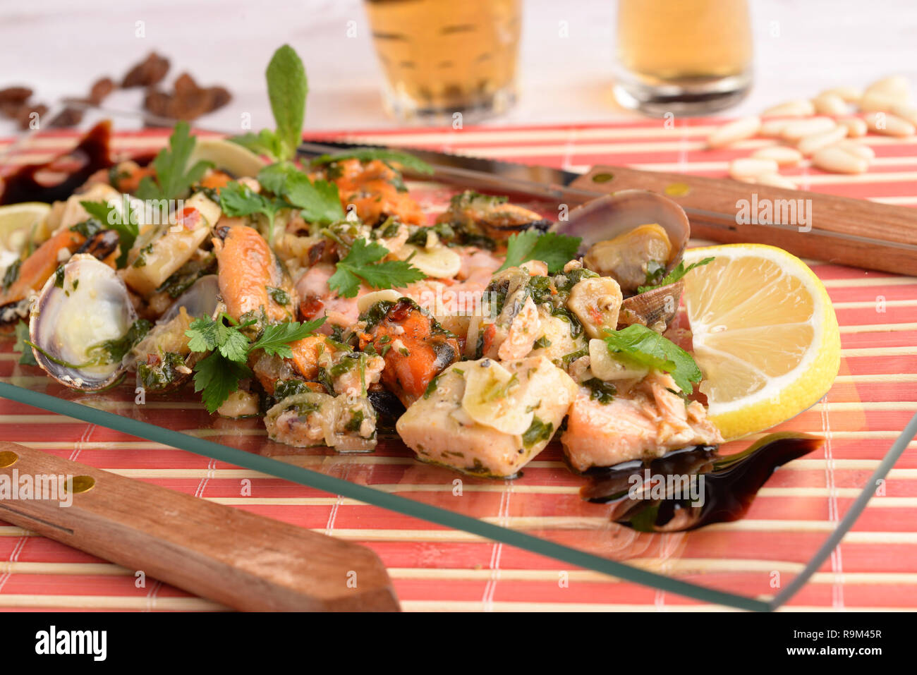 Antipasto Con Frutti Di Mare E Pesce Sul Piatto Di Vetro Foto