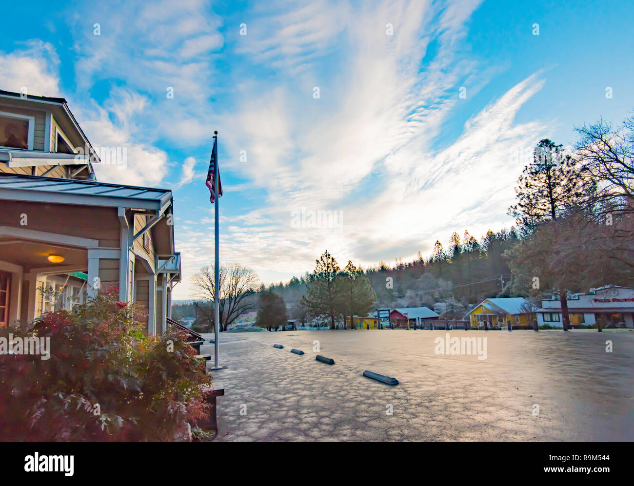 Jan 2017, Groveland, USA: La Banca di Yosemite all'alba con gli Stati Uniti bandiera e un ghiaccio Parcheggio coperto Foto Stock