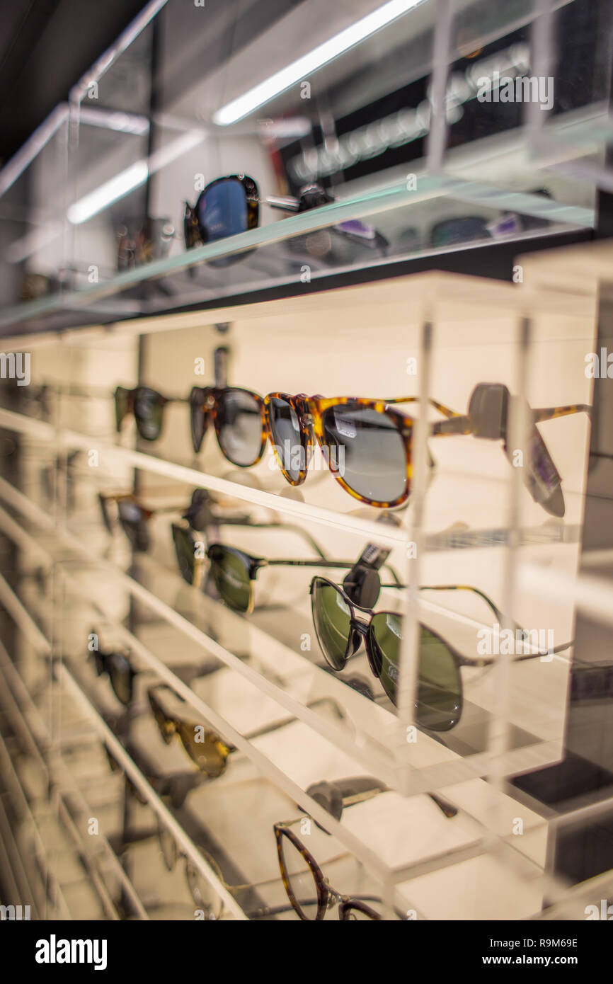 Eyewear display stand pieno di occhiali di lusso in Cagliari, Sardegna nel novembre 2018 Foto Stock