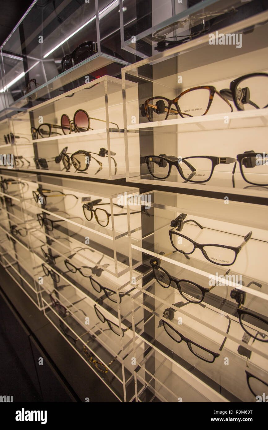 Eyewear display stand pieno di occhiali di lusso in Cagliari, Sardegna nel novembre 2018 Foto Stock