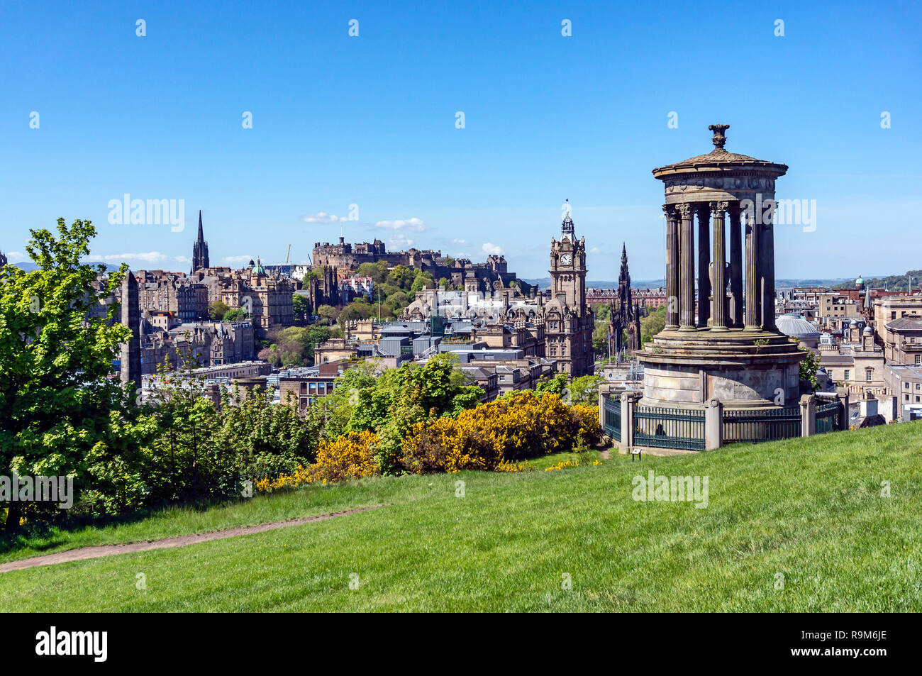 Vista su Edimburgo verso il Castello di Edimburgo da Calton Hill a est di Princes Street di Edimburgo in Scozia UK con Dugald Stewart monumento Foto Stock