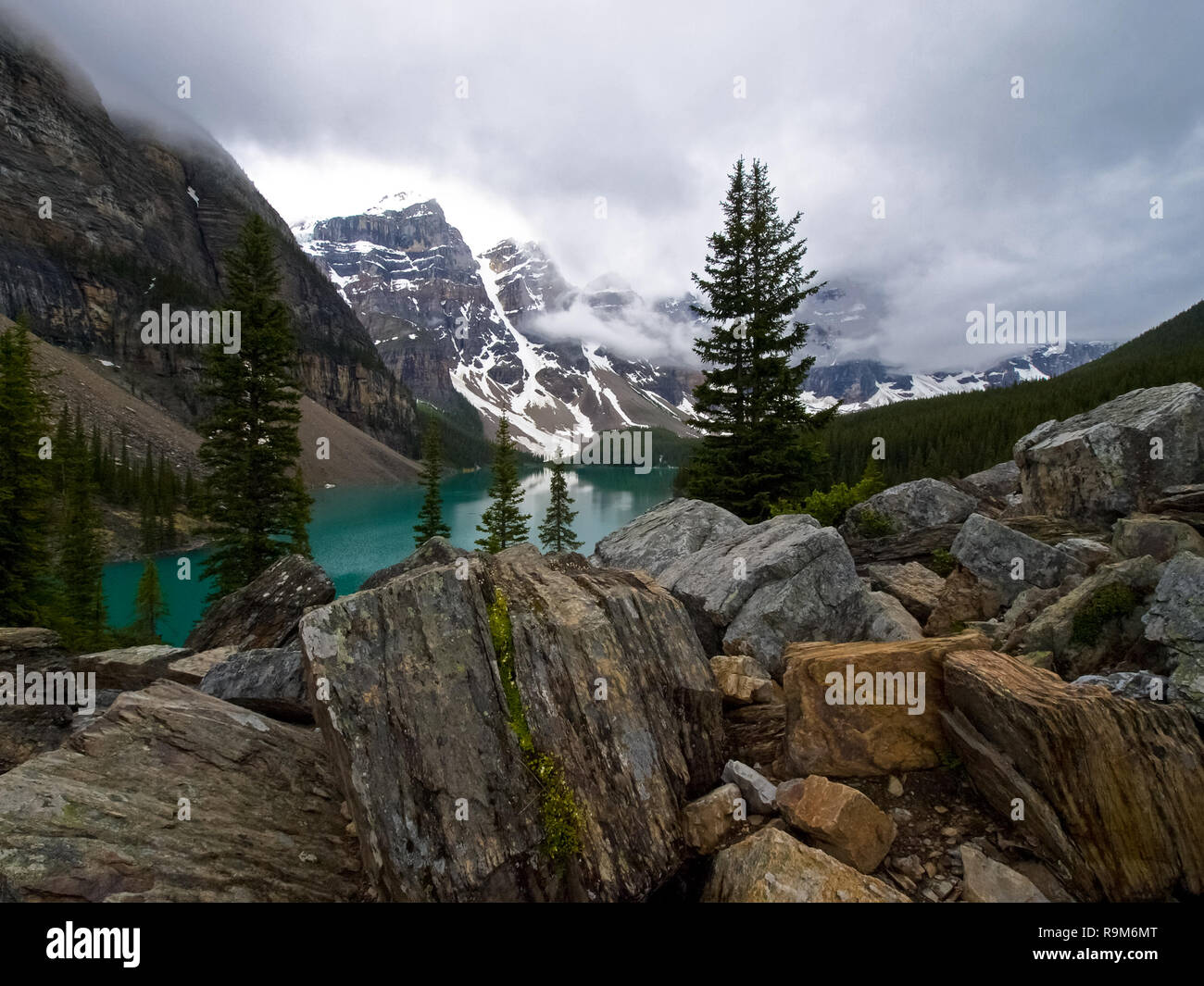 Montagne e foreste in Canada. La natura incontaminata del paesaggio  canadese Foto stock - Alamy