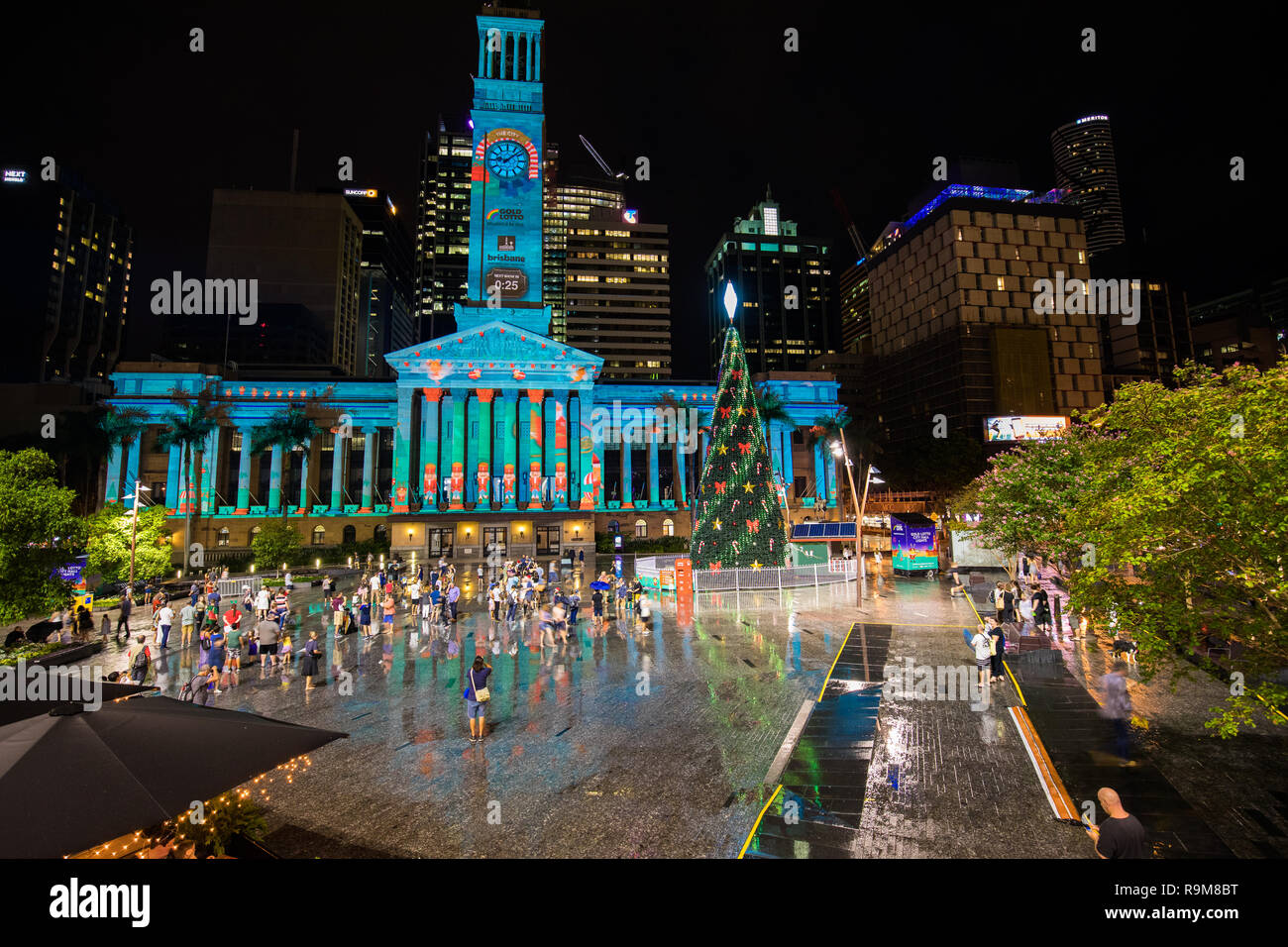 BRISBANE, Australia, 21 DIC 2018: illuminazione mostra sul municipio edificio al King George Square, Brisbane, Queensland, Australia Foto Stock