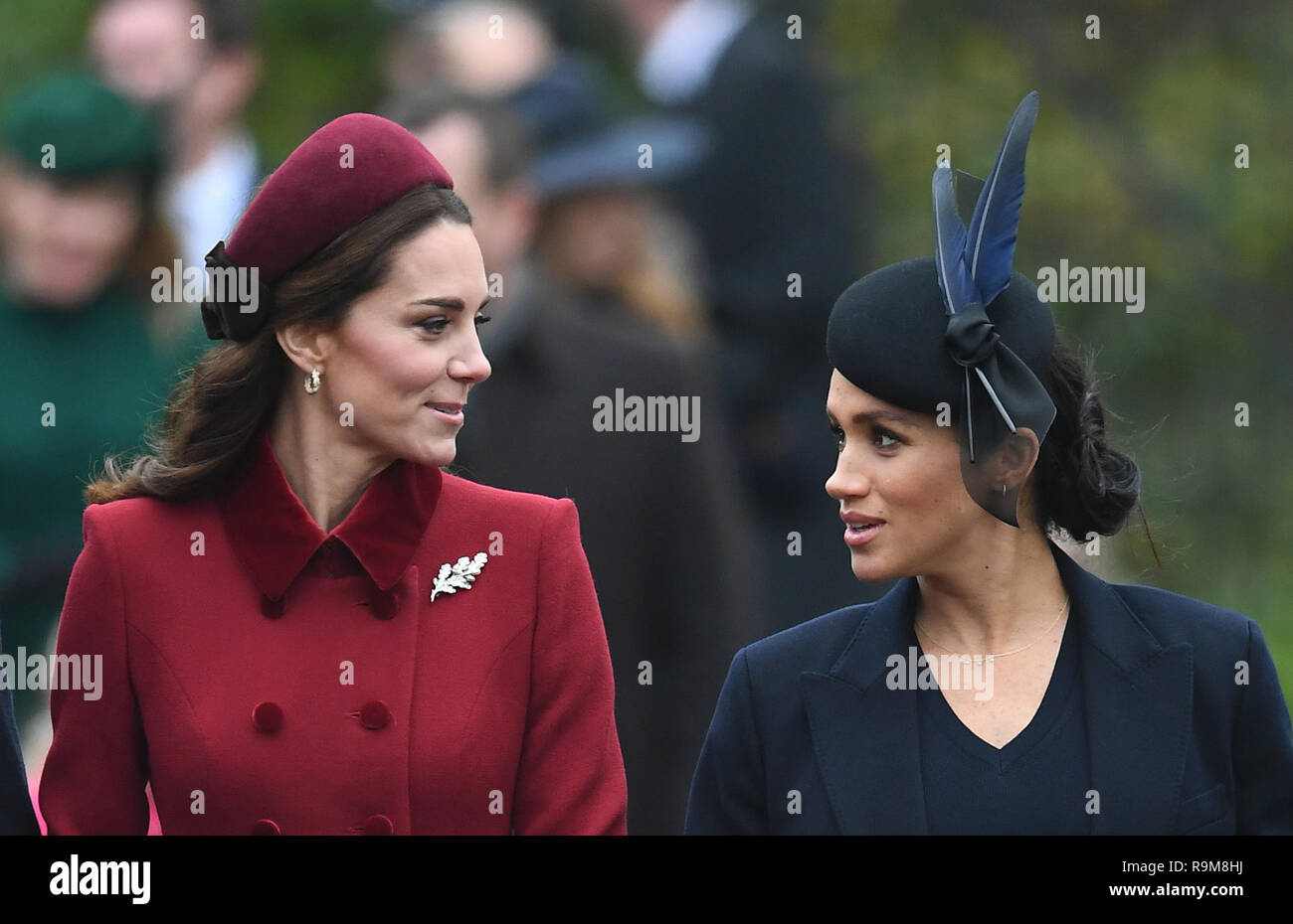 La Duchessa di Cambridge e la Duchessa di Sussex arrivando a frequentare il giorno di Natale mattina servizio in chiesa a Santa Maria Maddalena Chiesa di Sandringham, Norfolk. Foto Stock