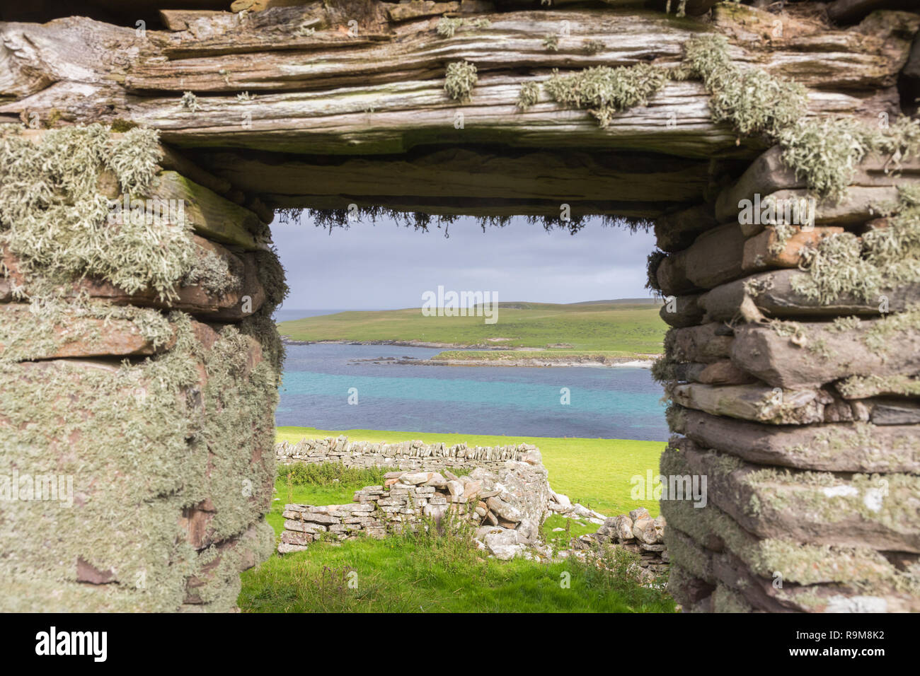 Stalattite parete della casa abbandonata, Bressay, Isole Shetland Foto Stock