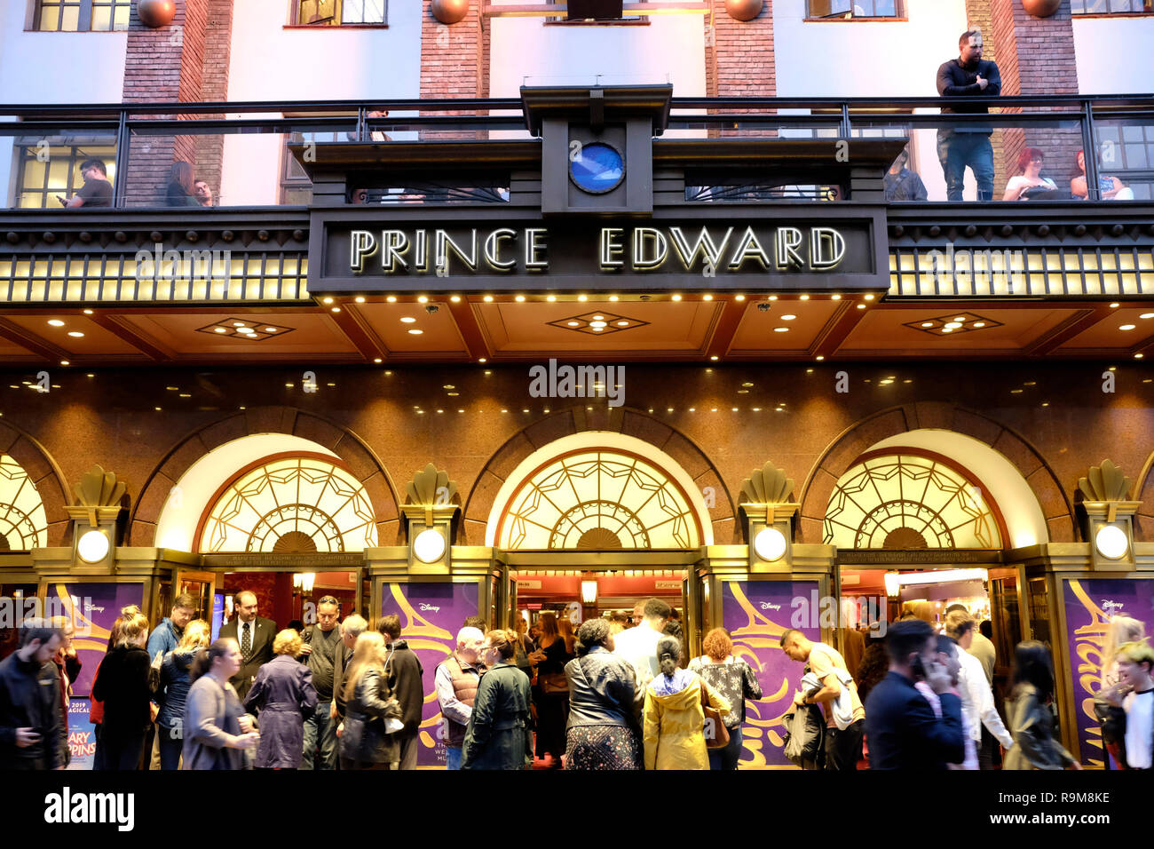 Una vista generale di Prince Edward Theatre di notte Foto Stock